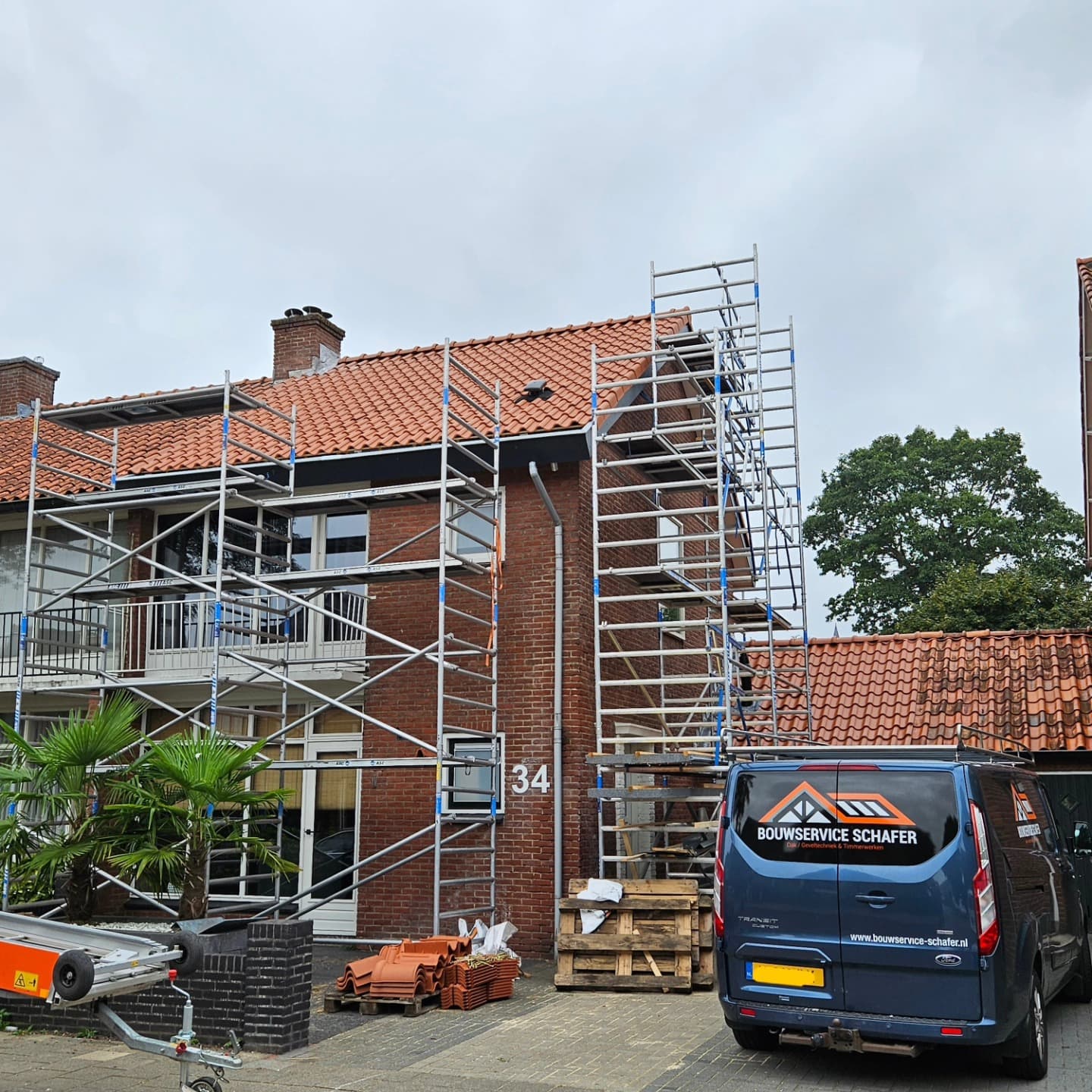 Dakdekker in Apeldoorn: volledige dakrenovatie met steiger door Dakservice Schäfer